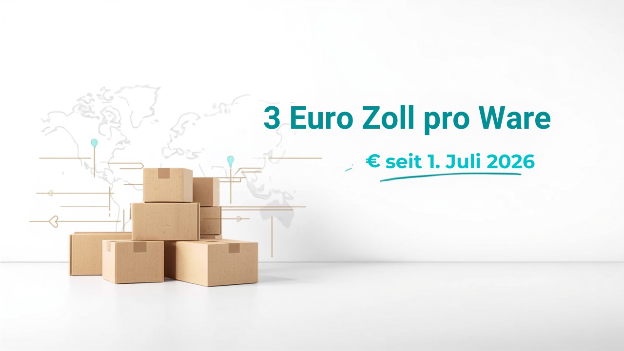 Gestapelte Versandpakete vor heller Wand mit Weltkarten-Grafik und dem Schriftzug 3 Euro Zoll pro Ware seit 1. Juli 2026